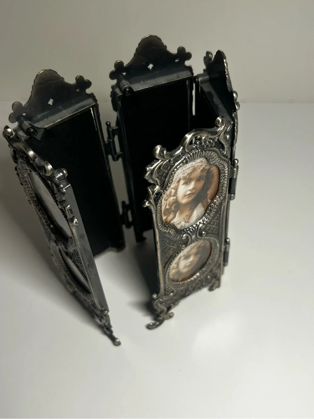 Vintage Ornate Mini Pewter H. D. 1994 FOLDING Screen OF 10 Picture Frames Taiwan